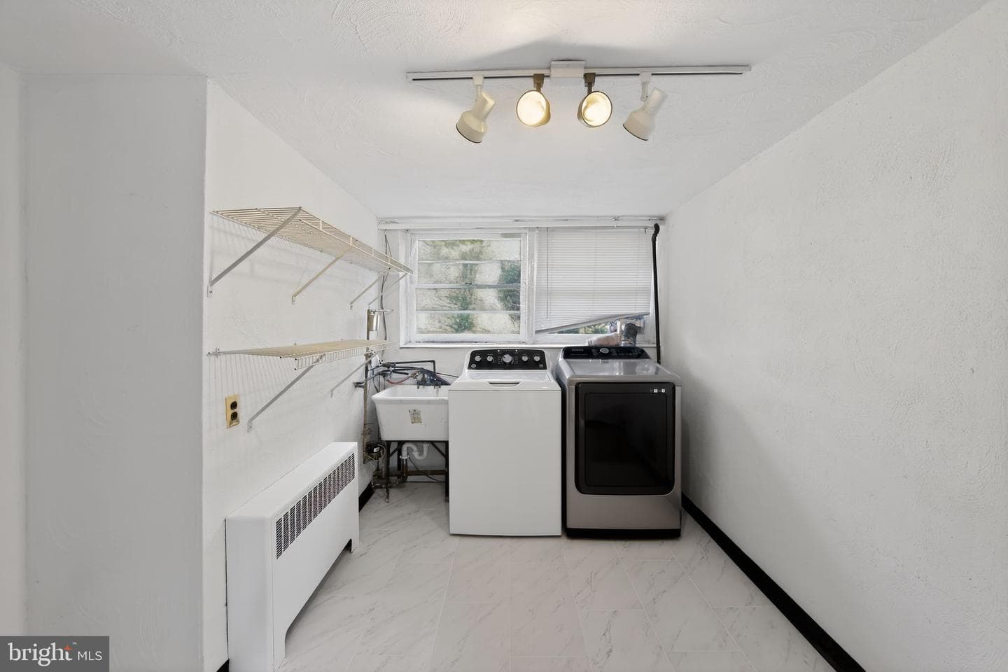 533 Martin Lane photo 35