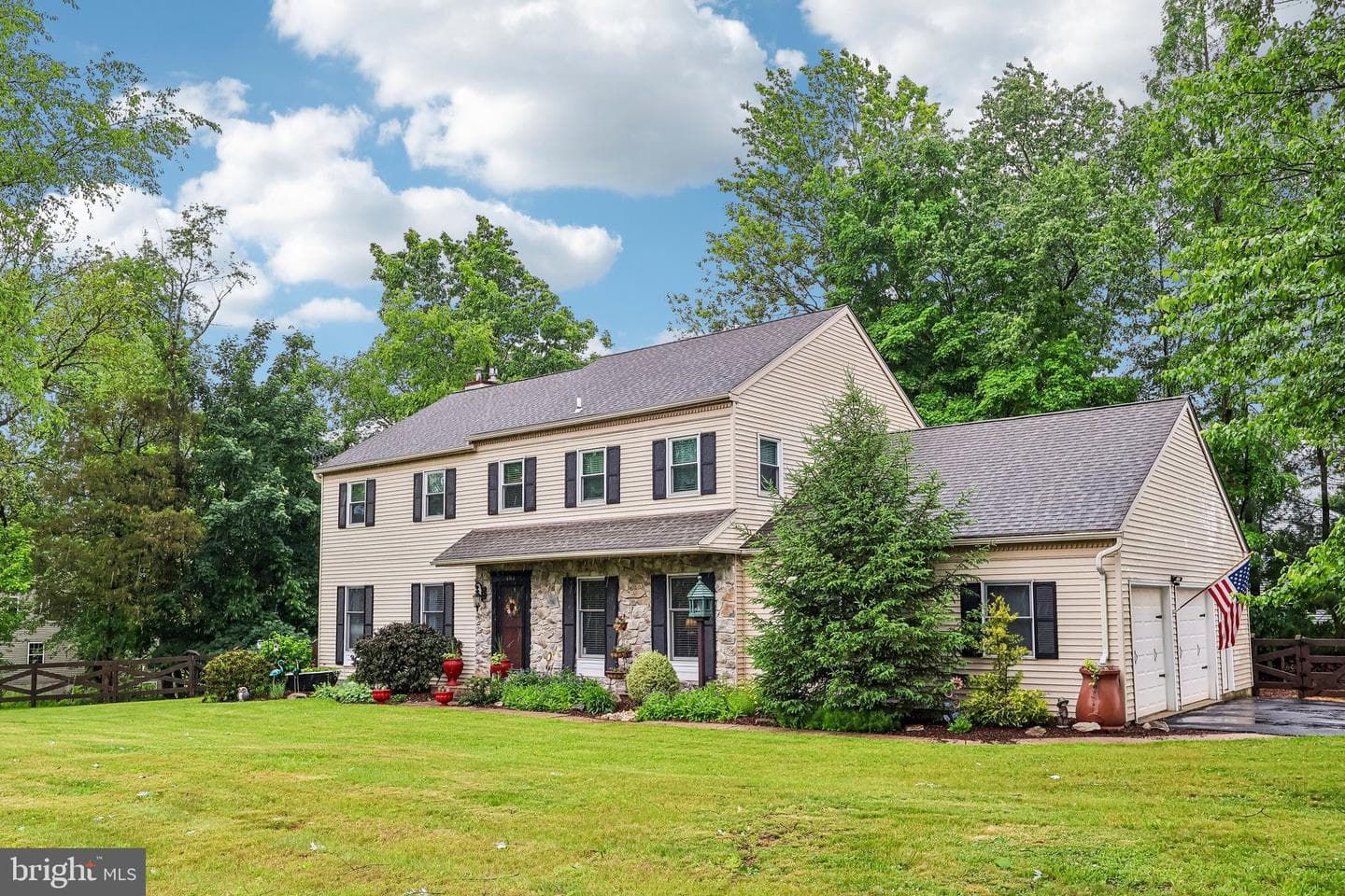 484 Mockingbird Lane photo 2
