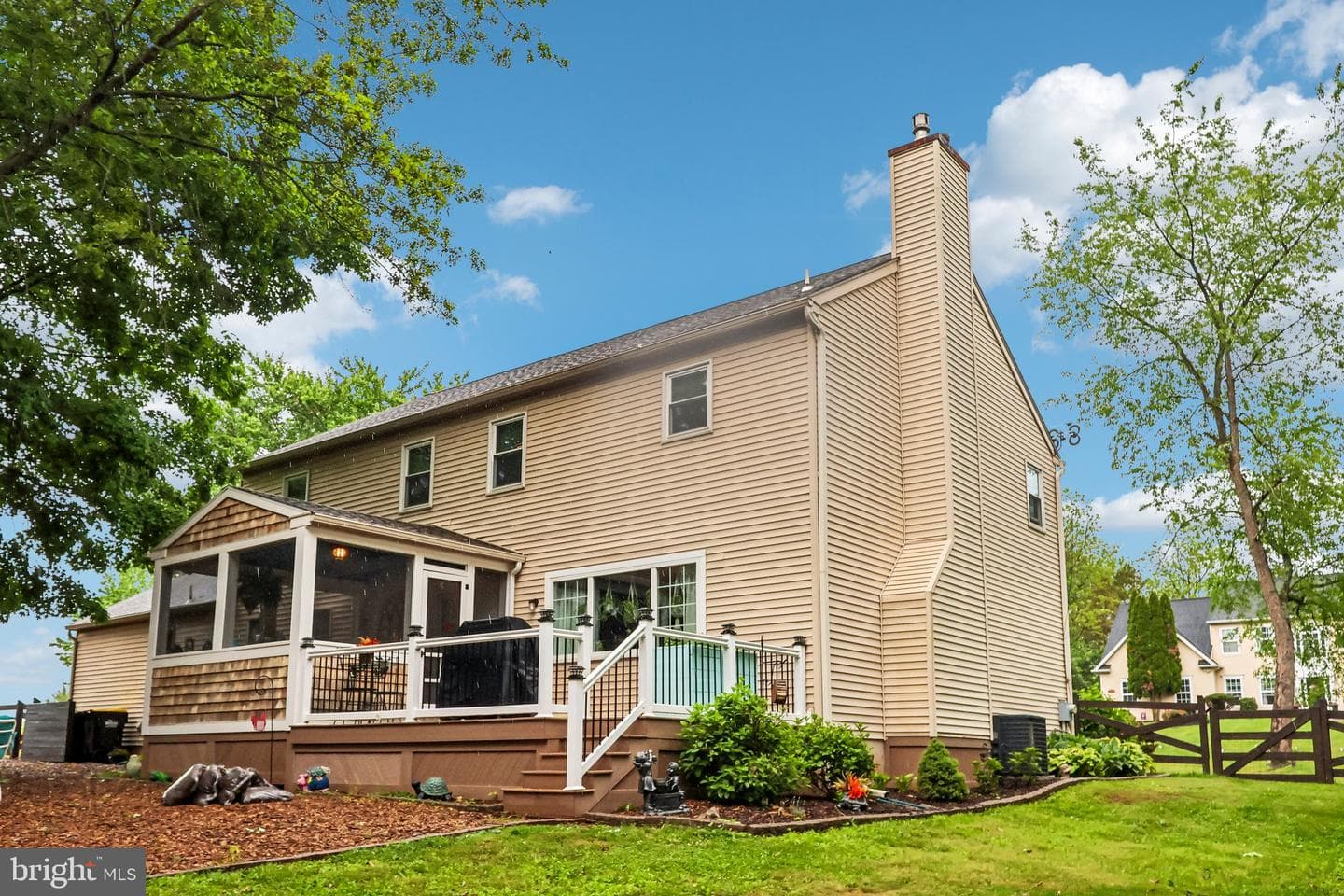 484 Mockingbird Lane photo 36
