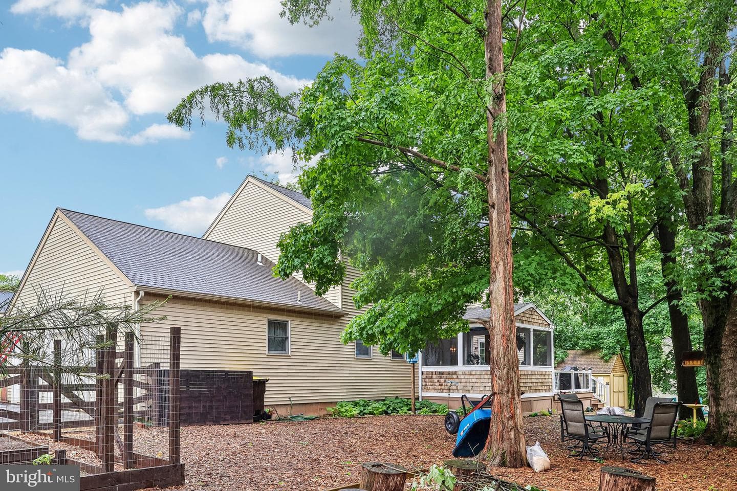 484 Mockingbird Lane photo 37