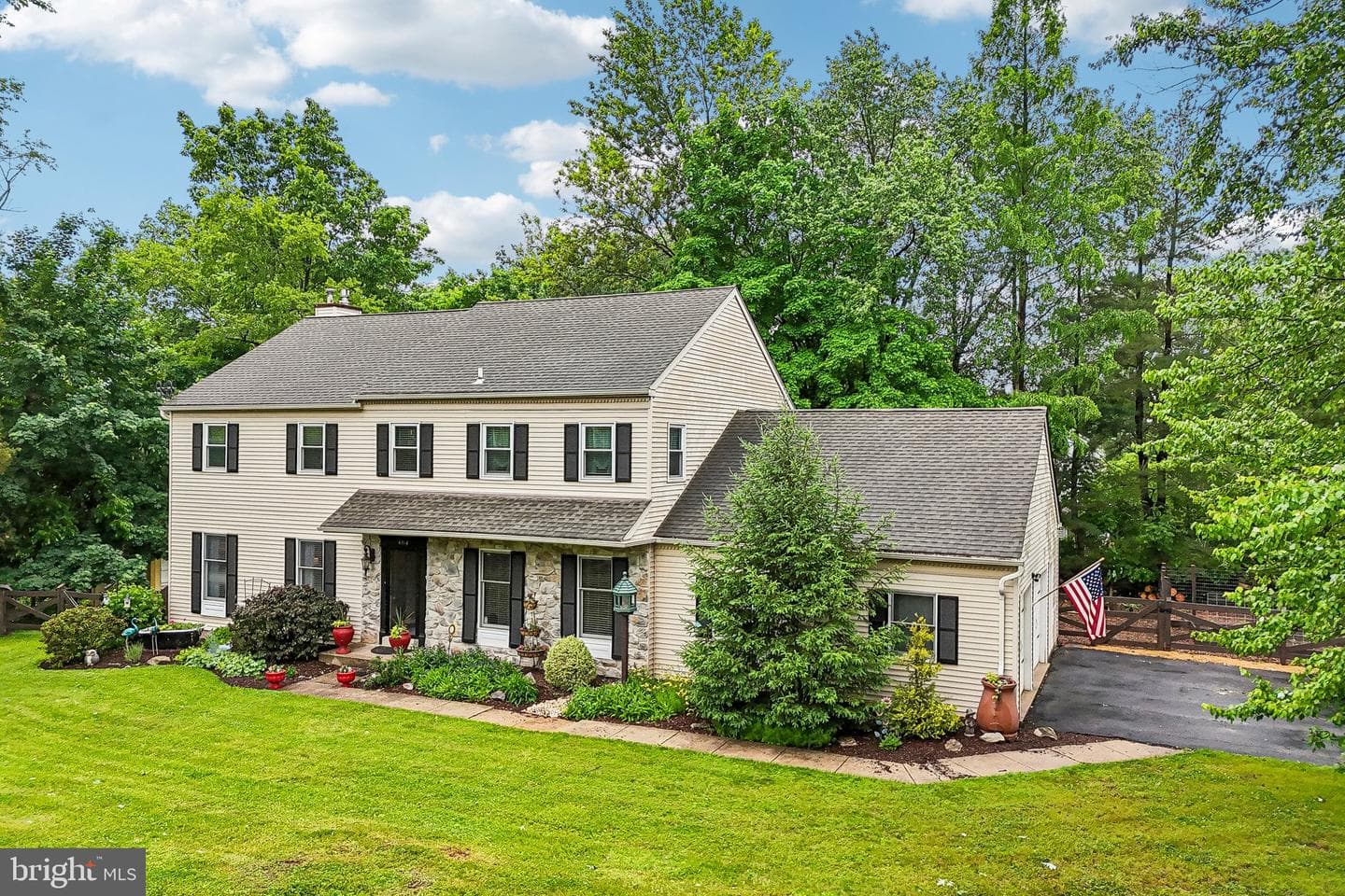 484 Mockingbird Lane photo 40