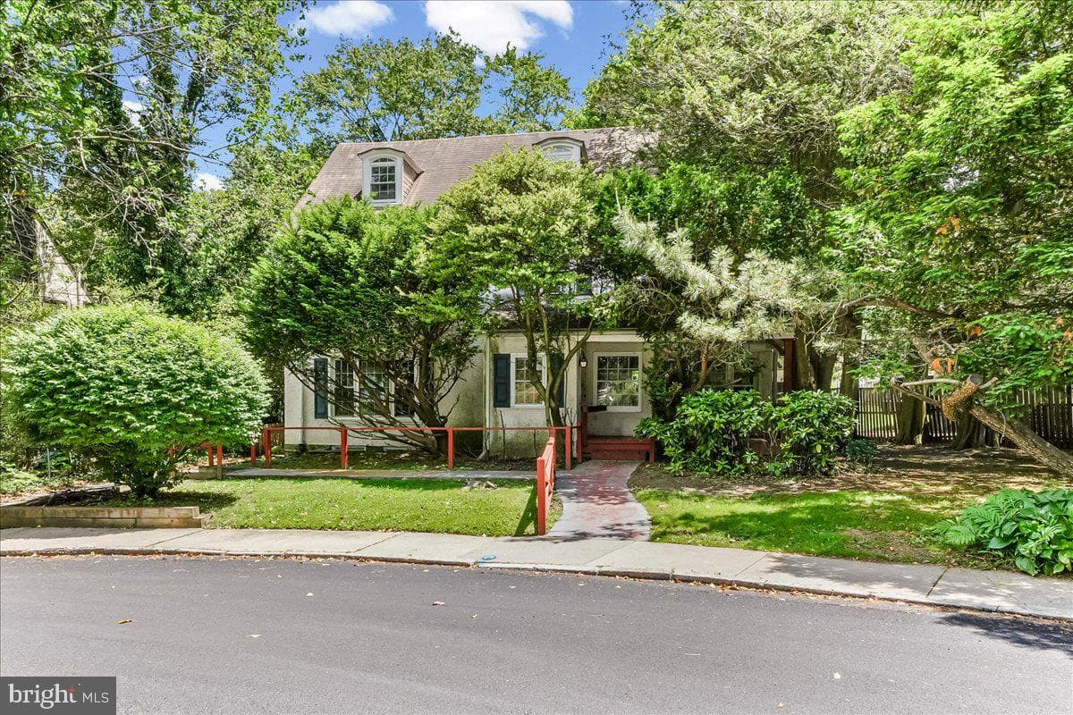4 E Lodges Lane