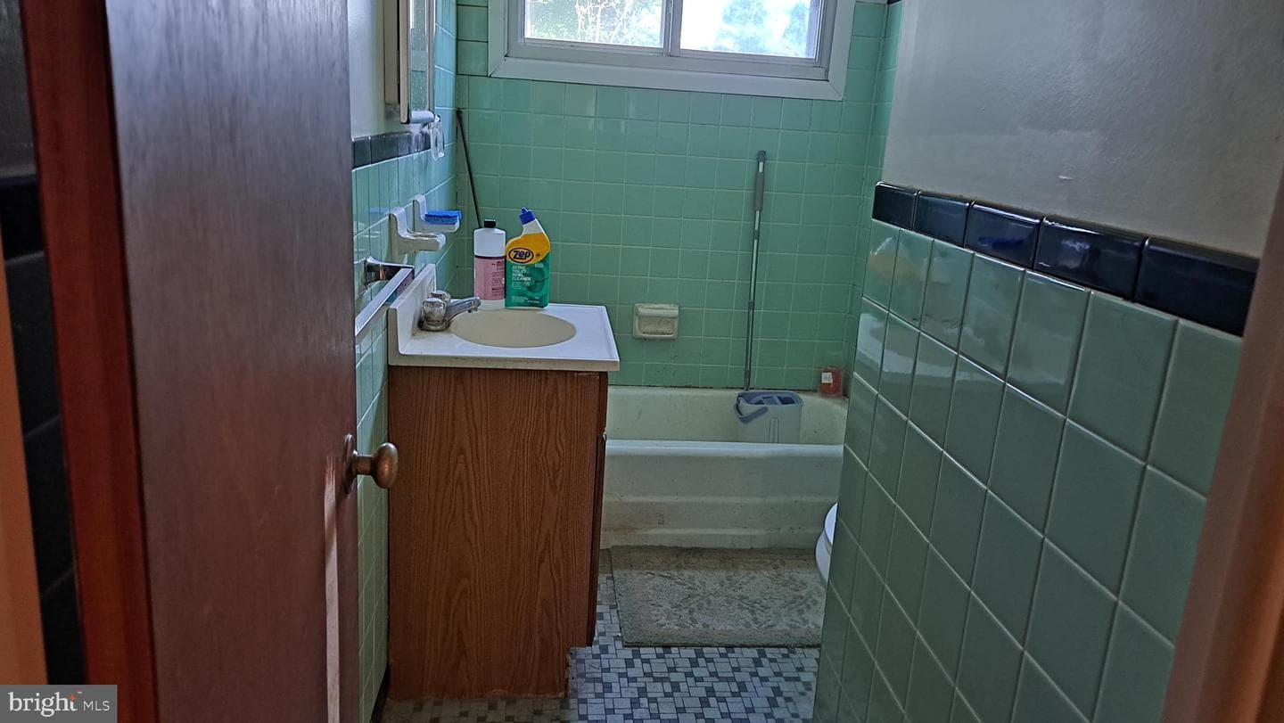 1214 Hall Avenue photo 23