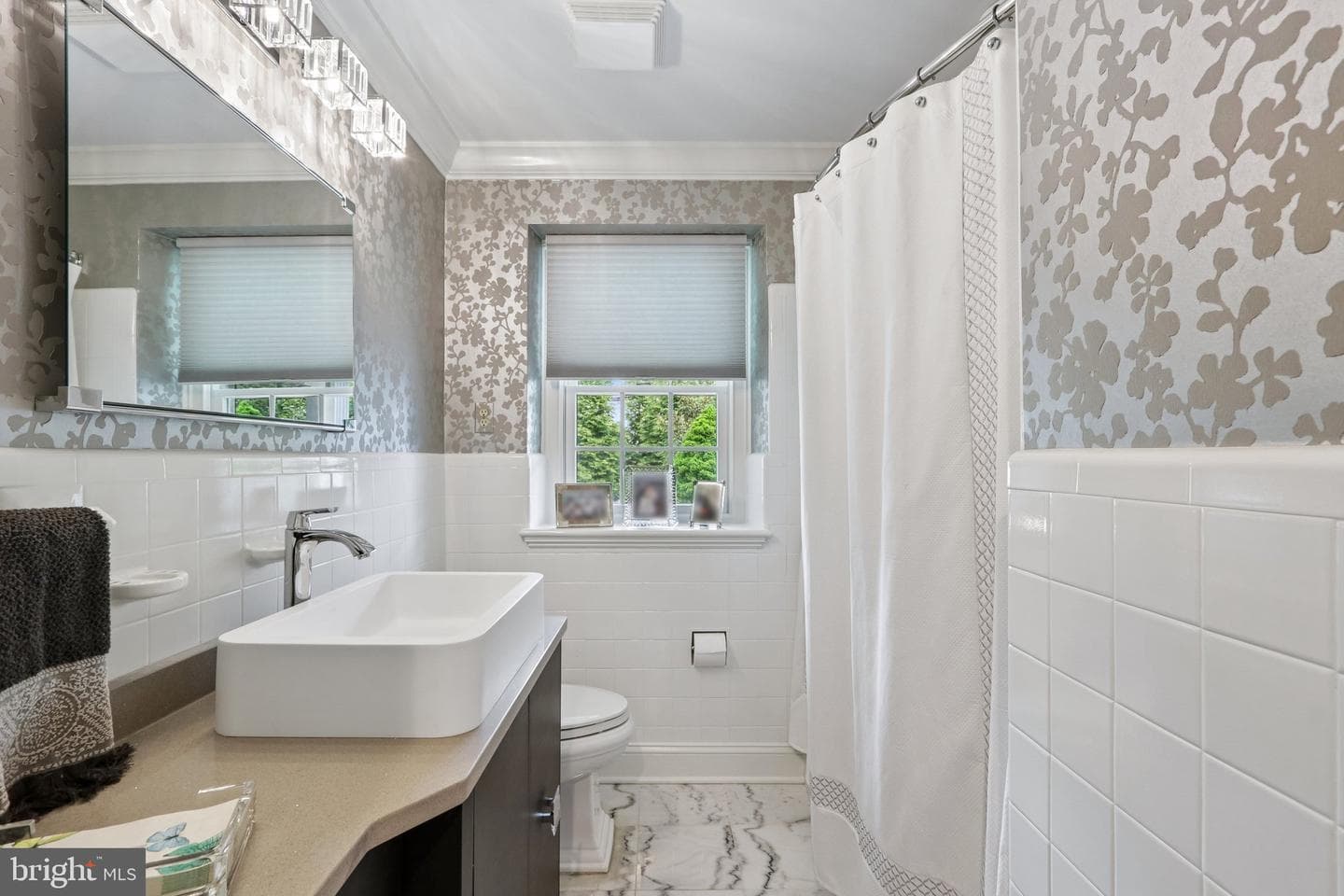 209 E Welsh Road photo 16