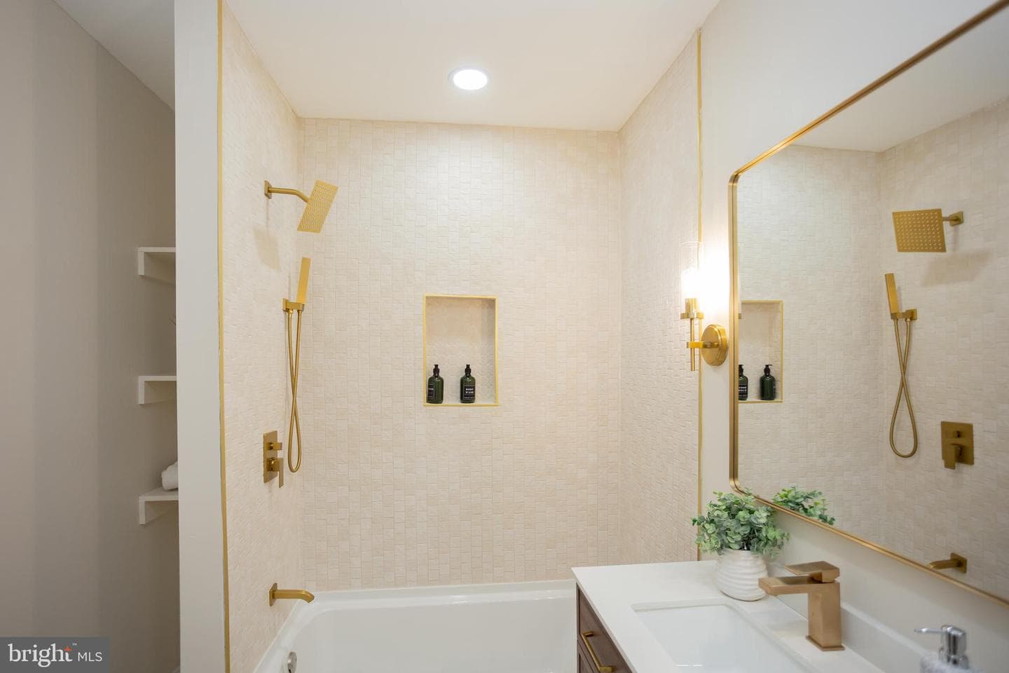 139 W Walnut Street photo 44