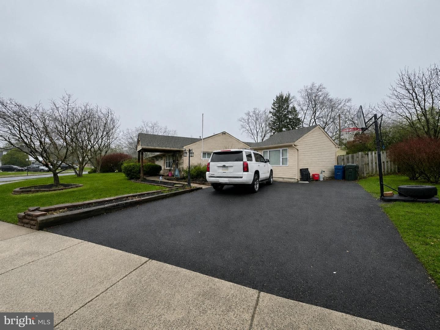 2767 Fernwood Avenue photo 4