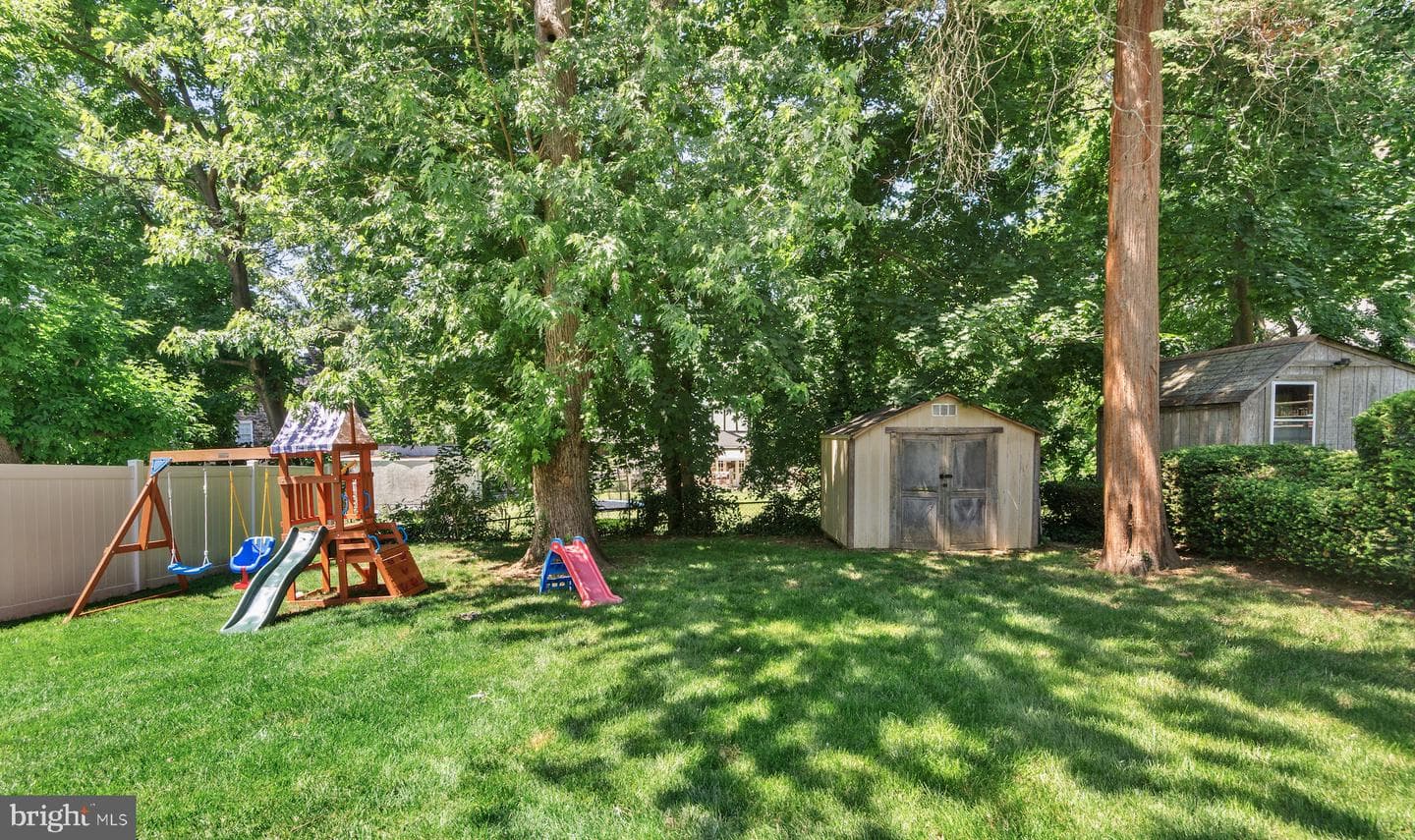 22 Maple Avenue photo 35