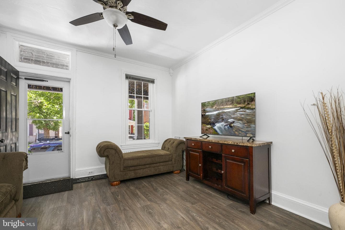 851 Queen Street photo 3
