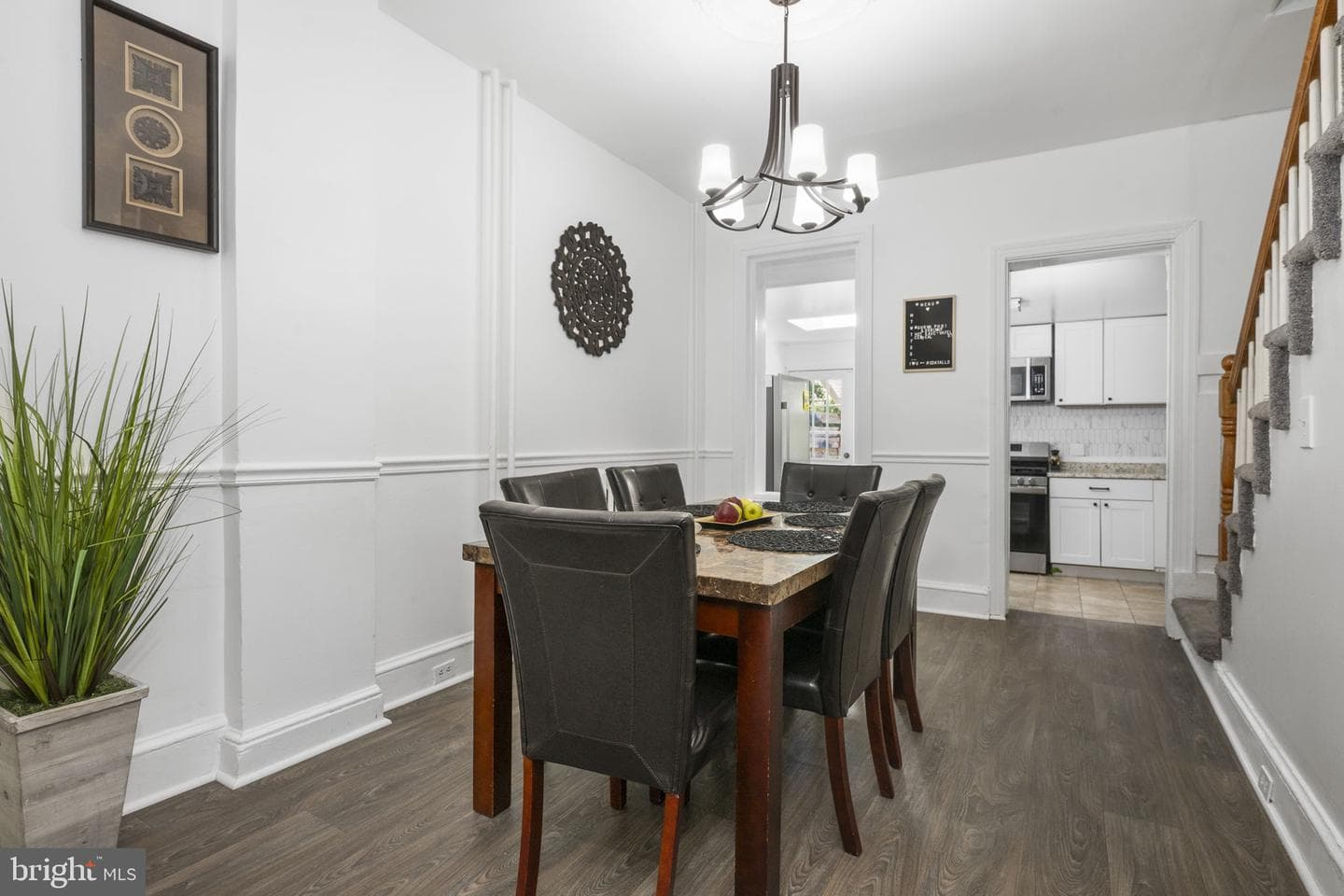 851 Queen Street photo 5