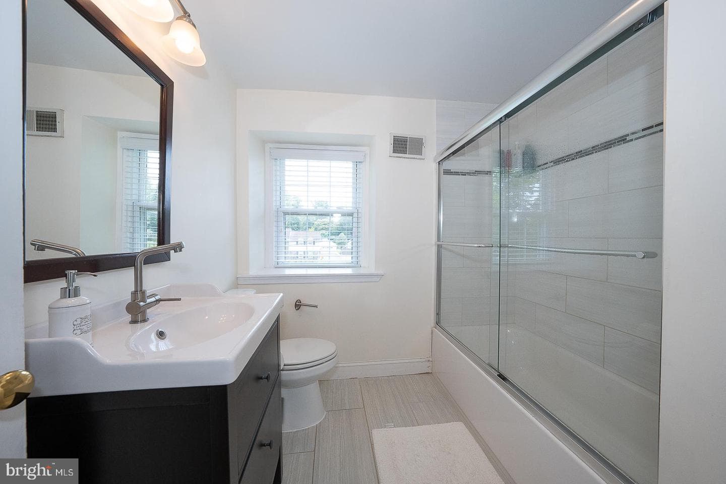 1130 N Woodbine Avenue photo 21
