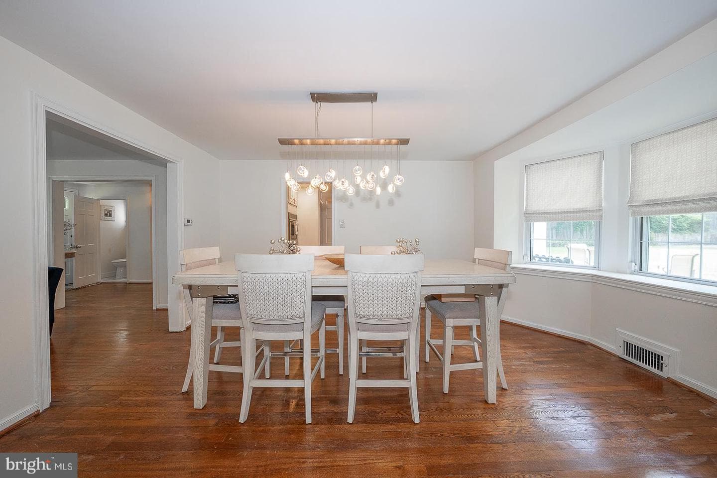 1130 N Woodbine Avenue photo 4
