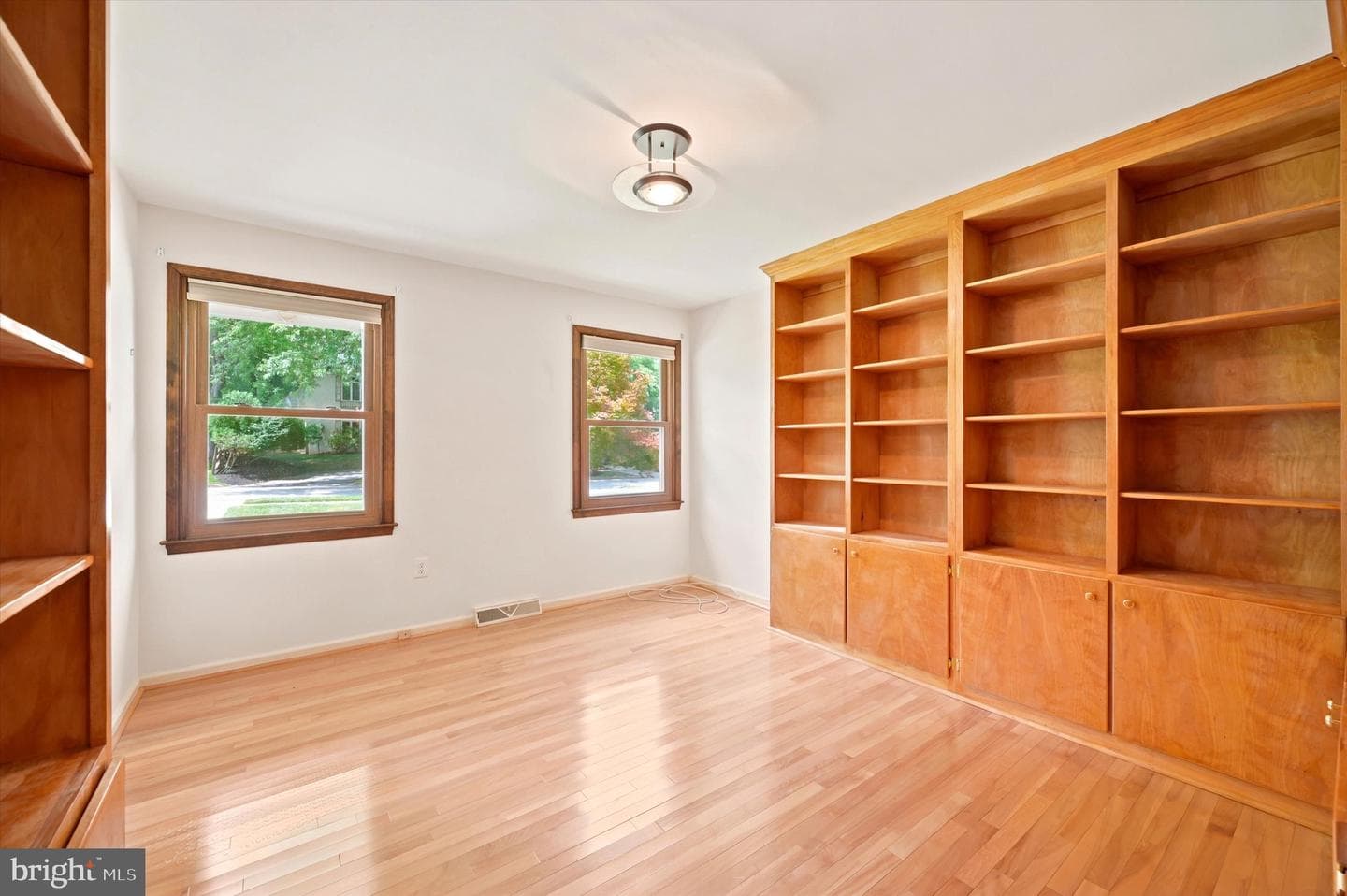 4 Locust Way photo 5