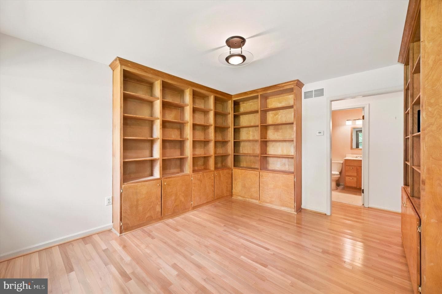 4 Locust Way photo 6