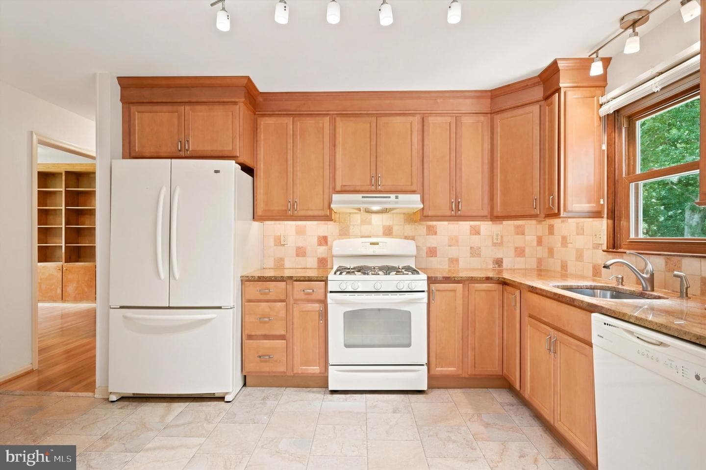 4 Locust Way photo 9