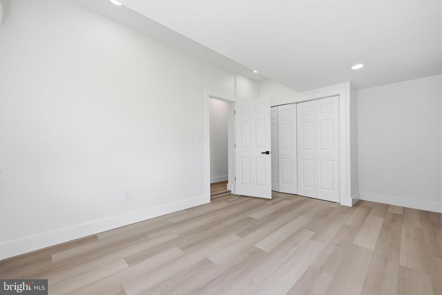 819 Center Avenue photo 13