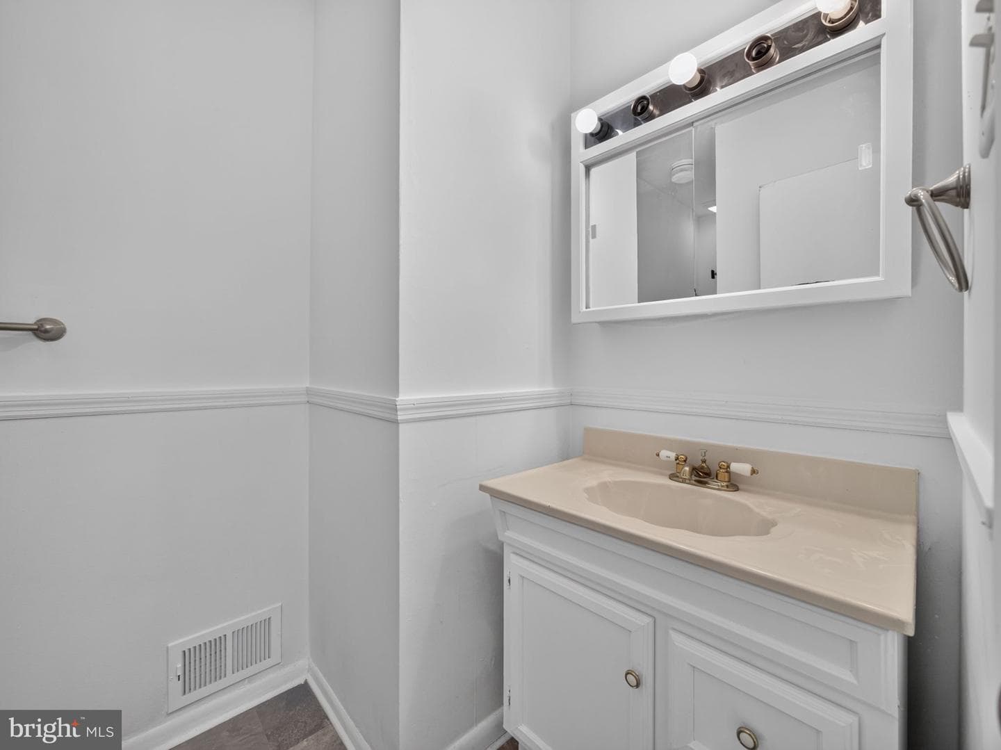 1098 Bayless Place photo 14