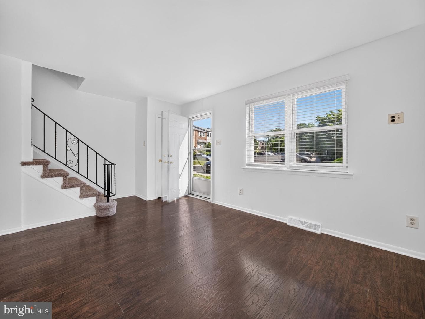 1098 Bayless Place photo 5