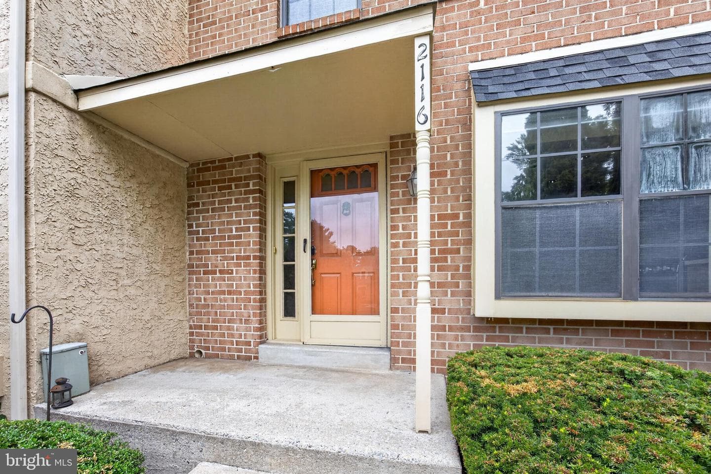 2116 Yorktown North N photo 3