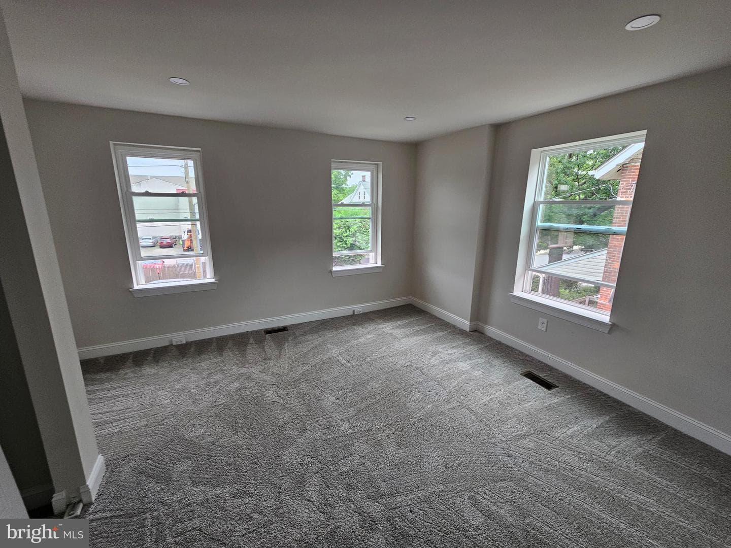 321 Elm Avenue photo 10
