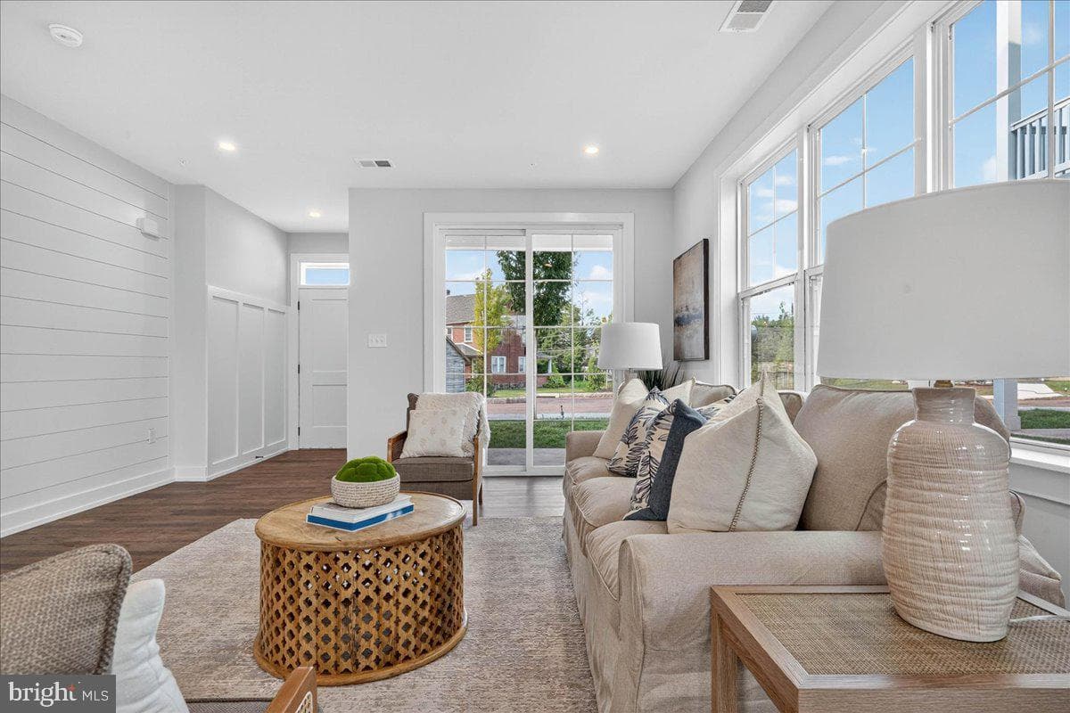 415 Isabelle Court #201 photo 6