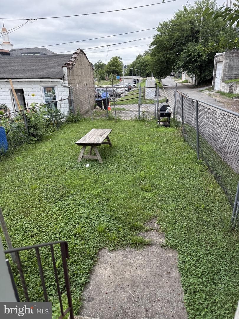 216 E Marshall Street photo 27