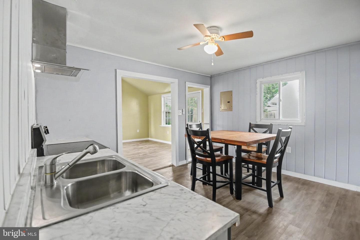 356 W Beech Street photo 12