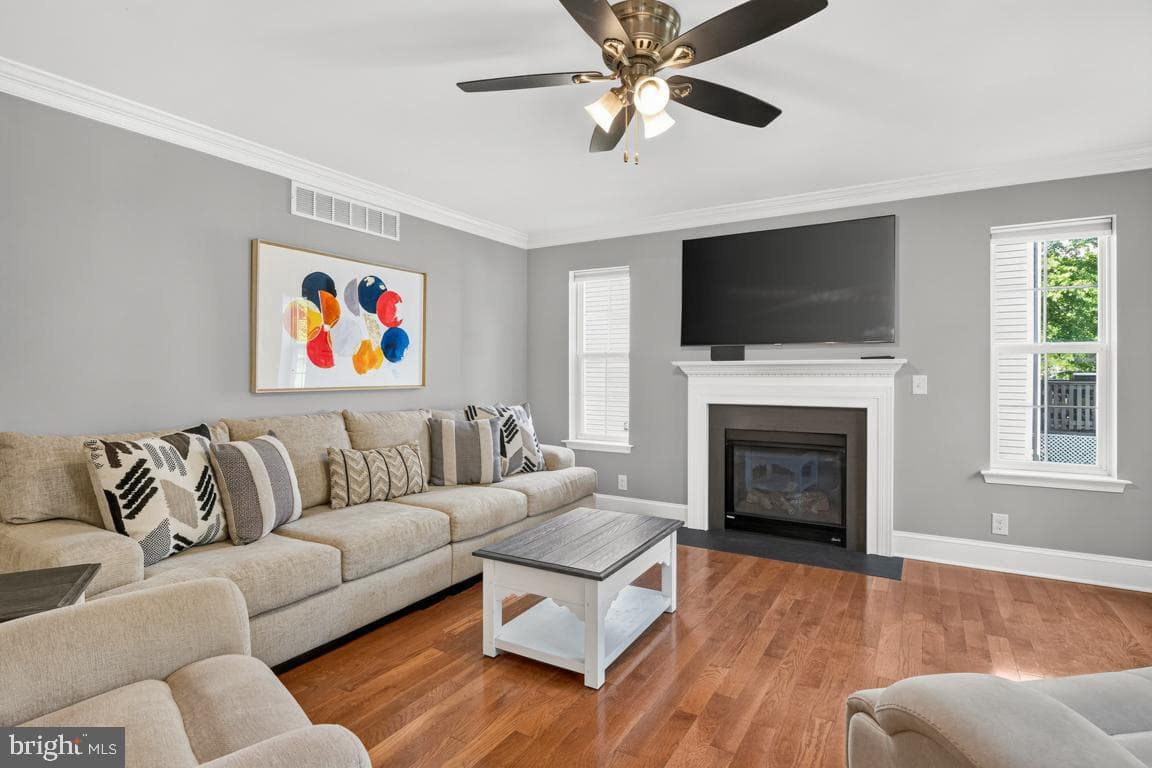 709 E Walnut Street photo 13