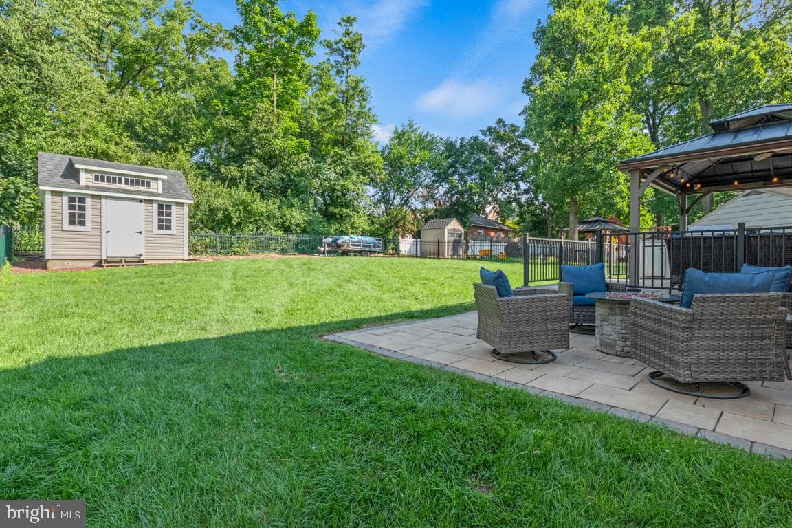 709 E Walnut Street photo 28