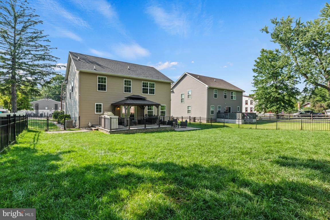 709 E Walnut Street photo 30