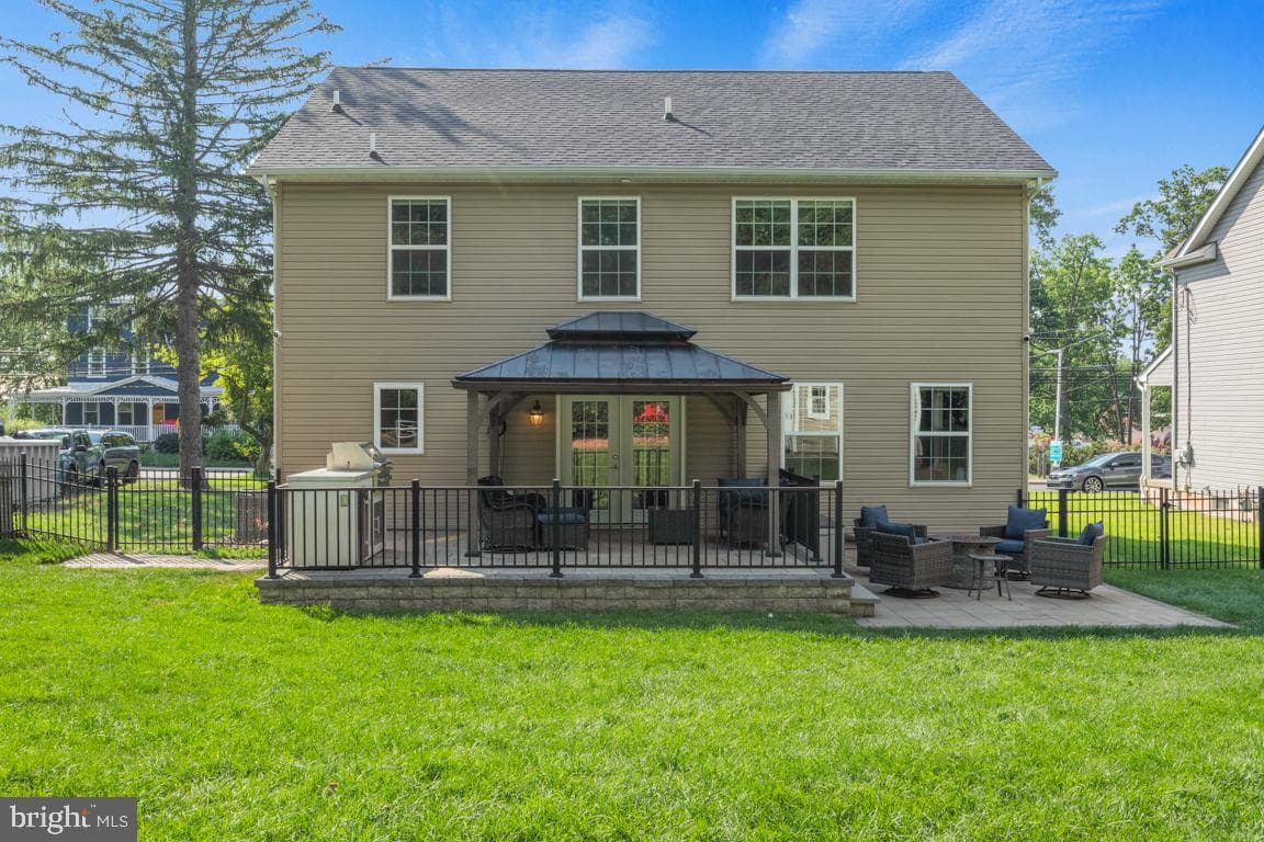 709 E Walnut Street photo 36