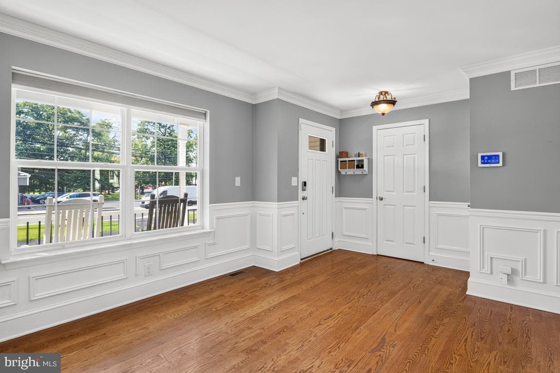 709 E Walnut Street photo 5
