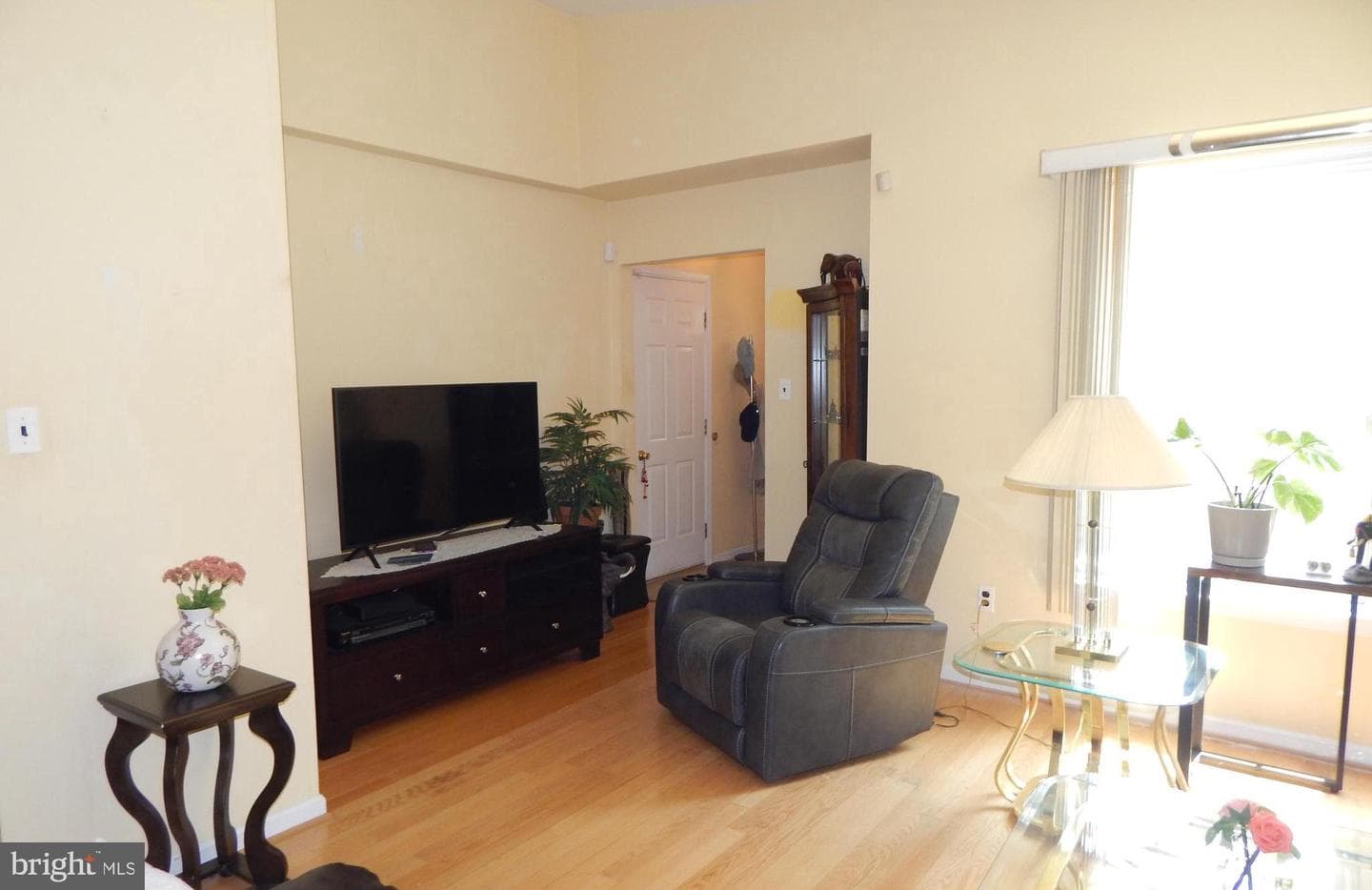 128 Runner St photo 3