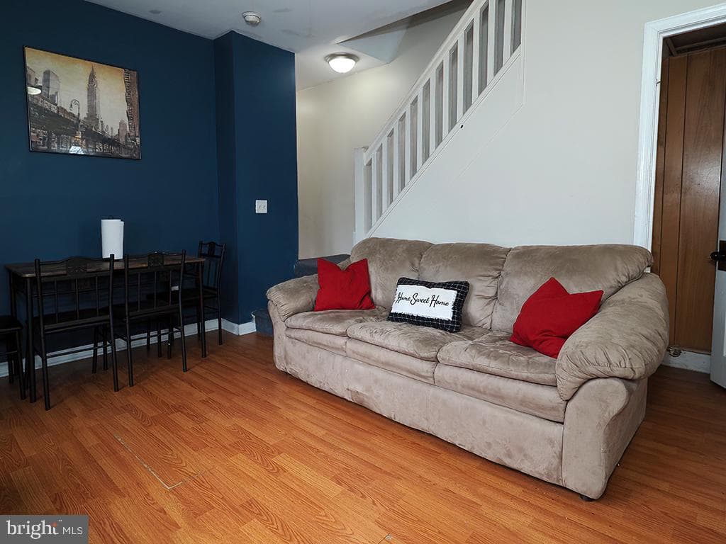 305 W 8th Street photo 5