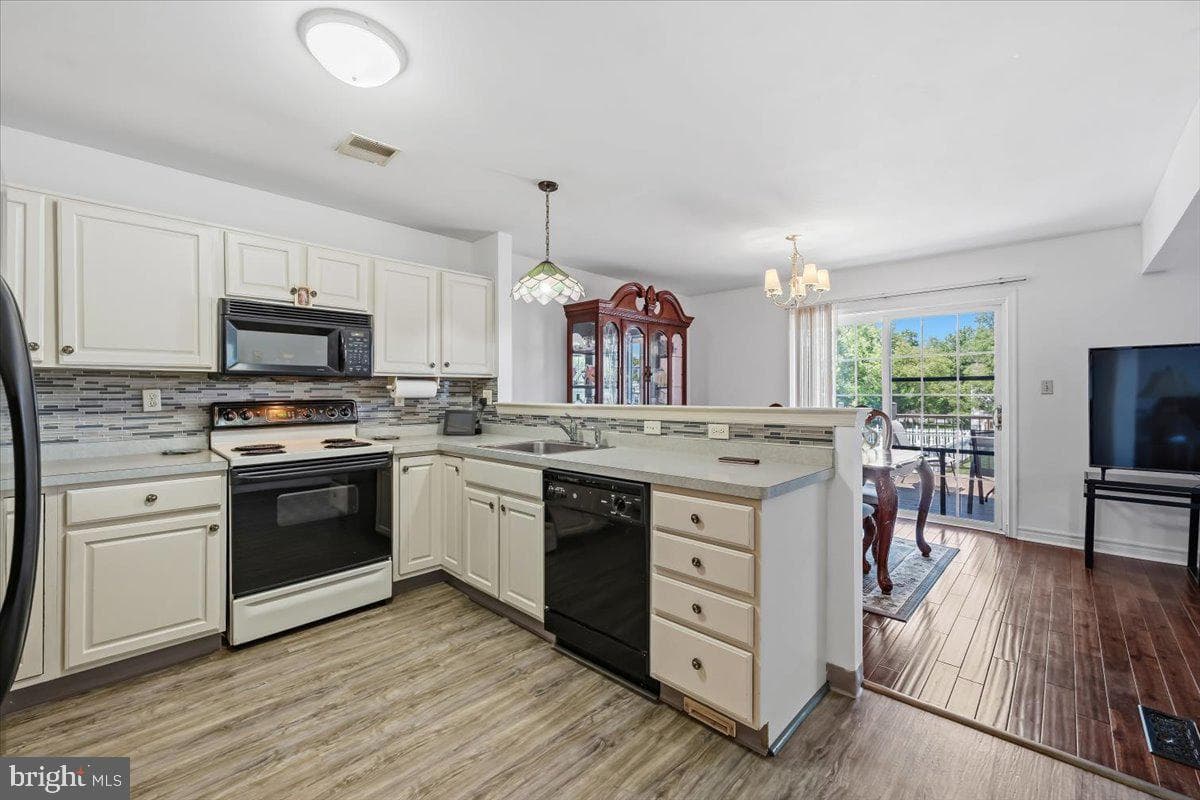 1260 Hawthorn Drive photo 11
