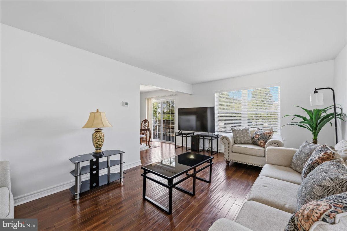 1260 Hawthorn Drive photo 3