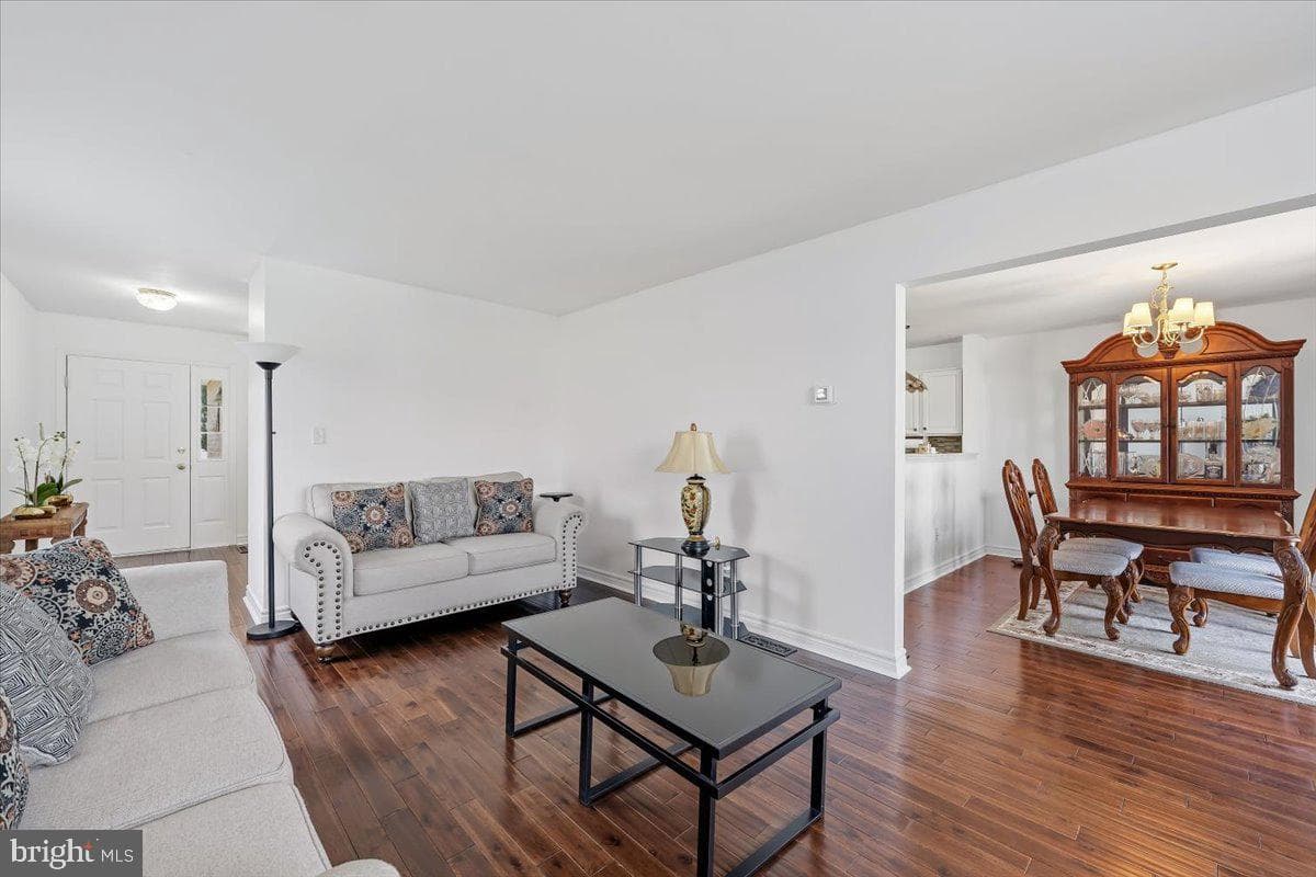 1260 Hawthorn Drive photo 4