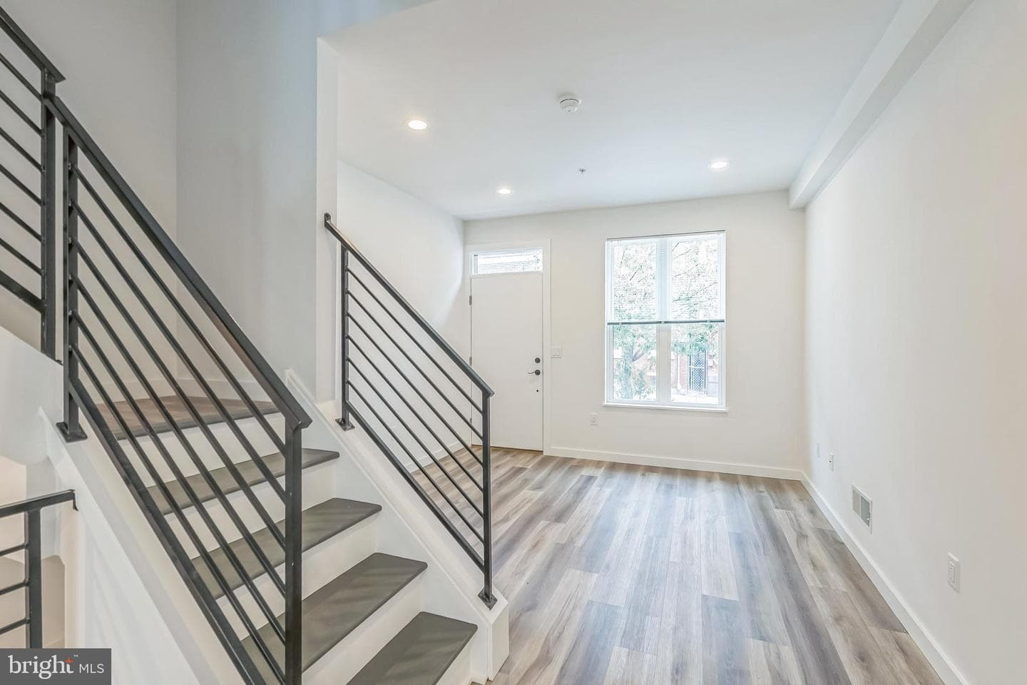 1526 W Seybert Street photo 4