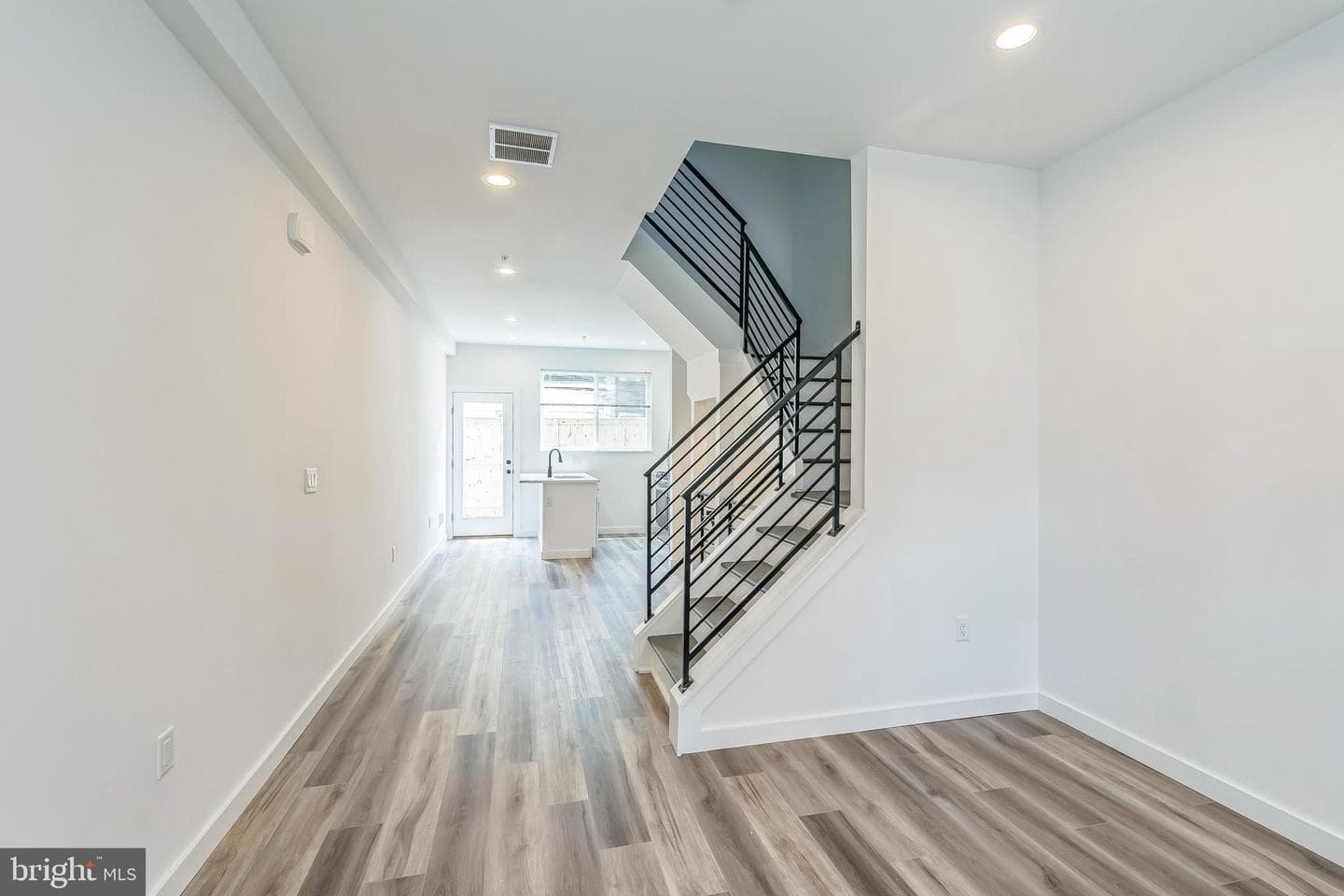 1526 W Seybert Street photo 7