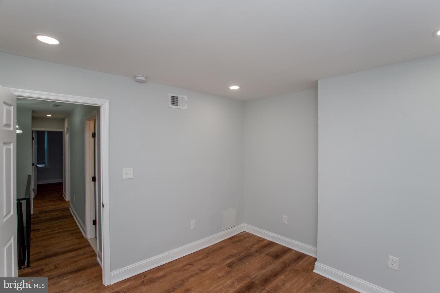 1847 Hoffman Street photo 34