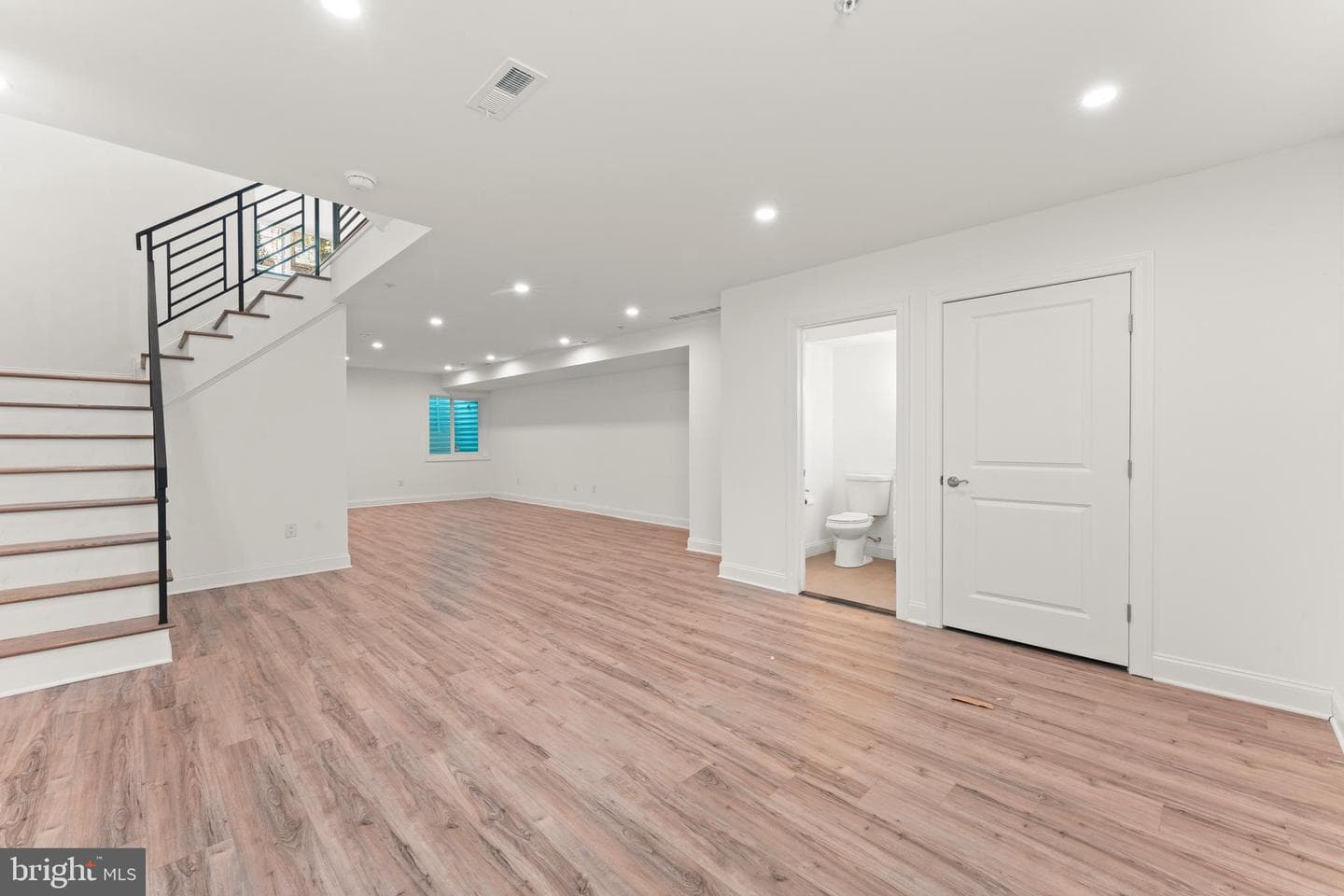 257 E Sharpnack Street photo 16