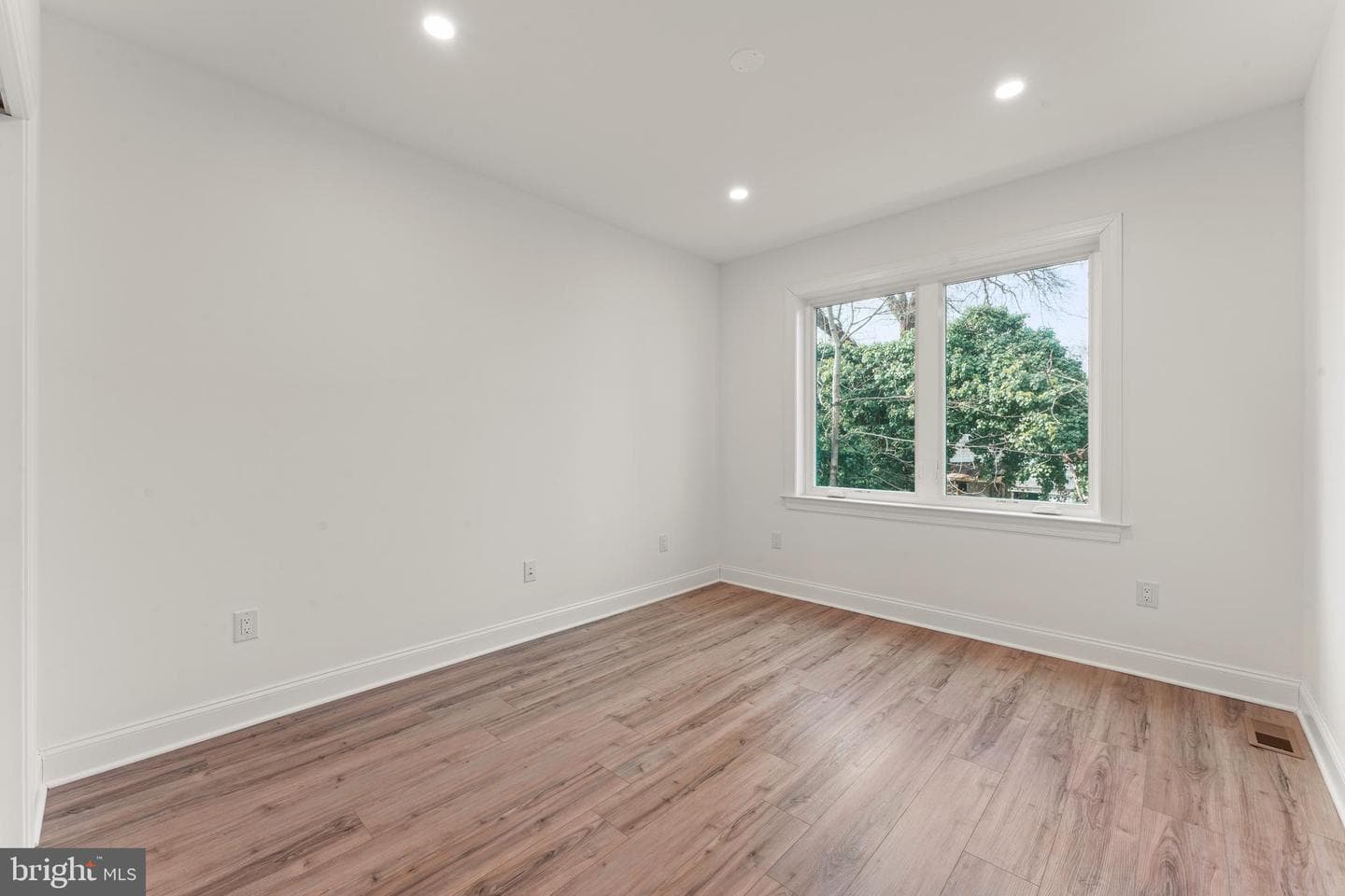257 E Sharpnack Street photo 20