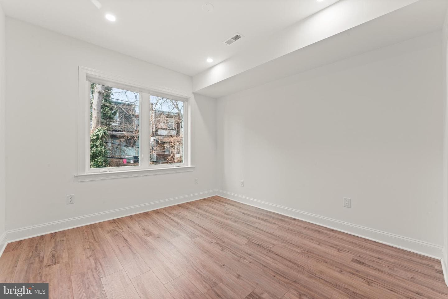 257 E Sharpnack Street photo 28