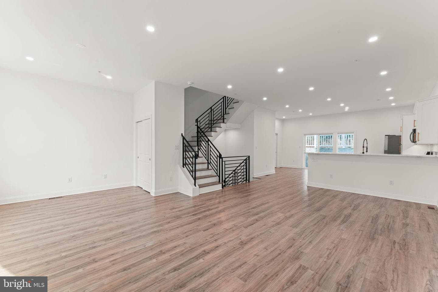 257 E Sharpnack Street photo 3