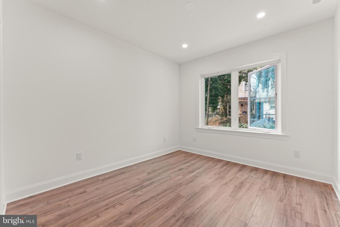 257 E Sharpnack Street photo 35