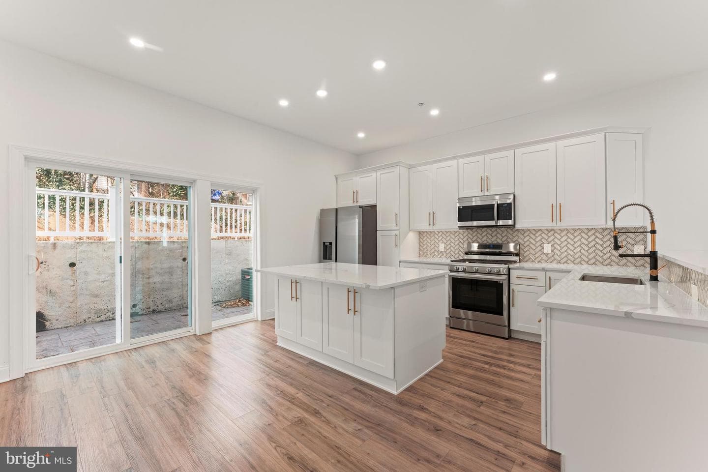 257 E Sharpnack Street photo 9