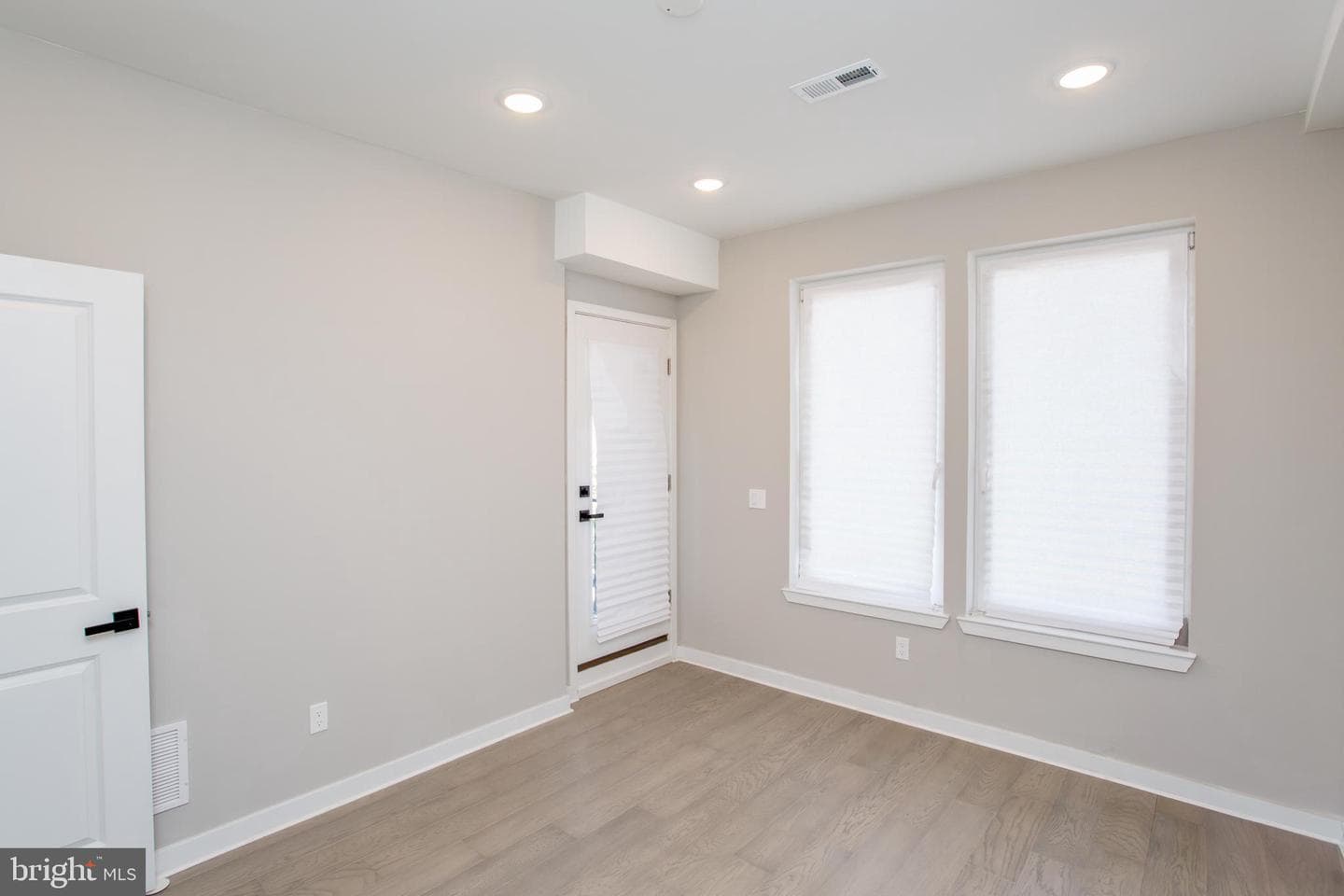 1214 E Fletcher Street photo 27