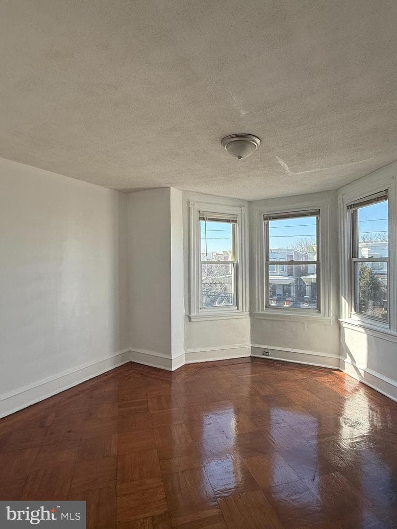 5426 Whitby Avenue photo 46