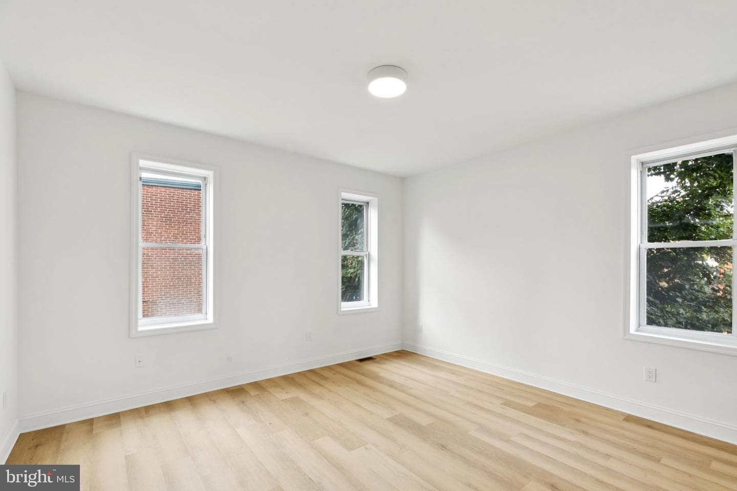 137 W Manheim Street photo 27
