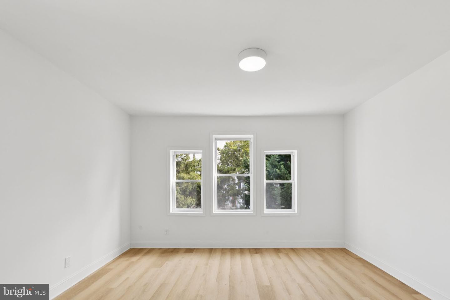 137 W Manheim Street photo 43