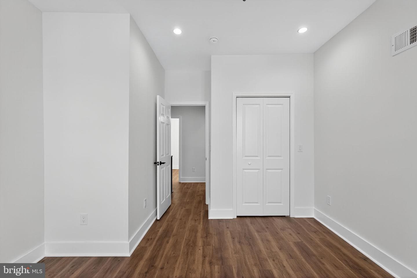 2646 E Monmouth Street photo 18